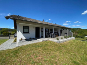 Renoviertes Ferienhaus in Harbshausen mit Terrasse, Grill und Garten